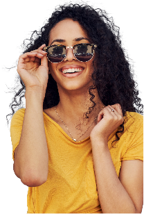 Femme portant des lunettes de soleil