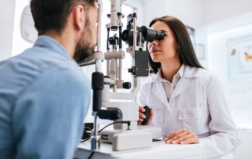 Femme passant un examen de la vue avec une machine