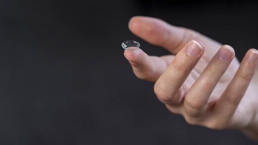 Lentille de vue posée sur un doigt